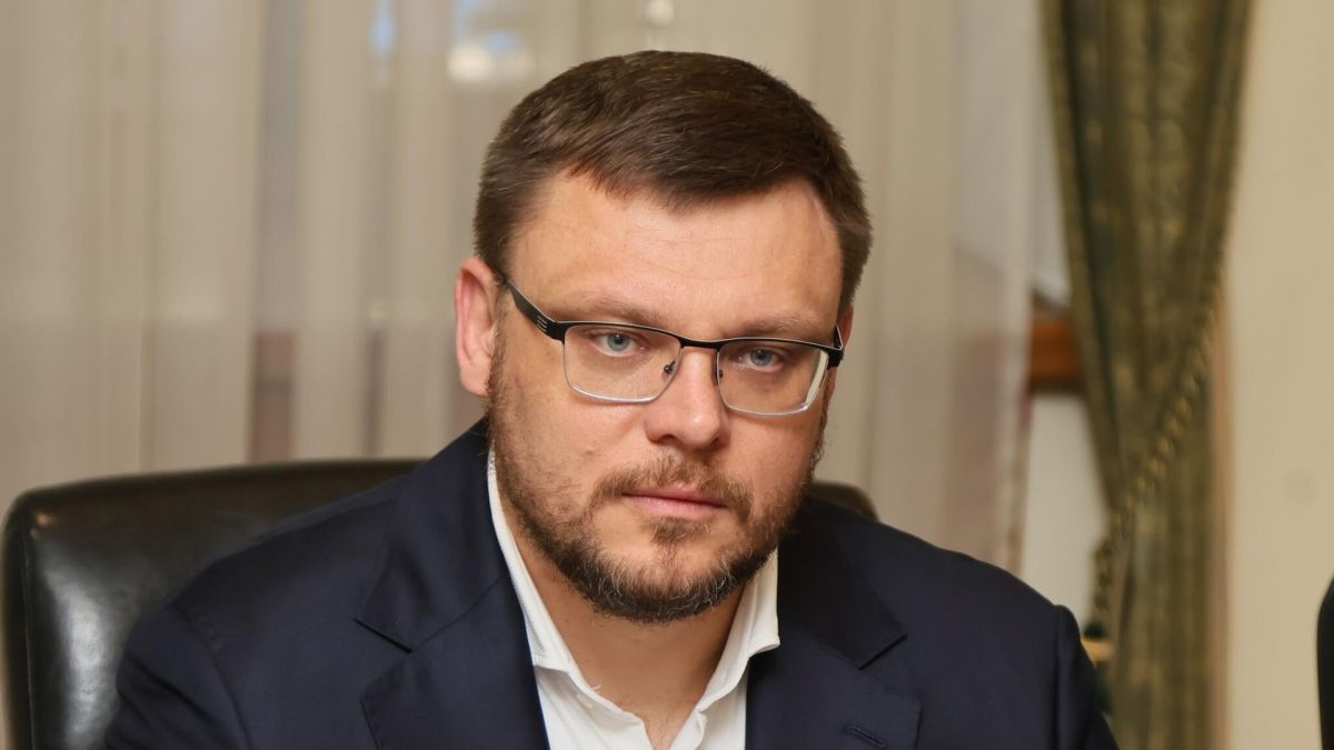 Афера с усыновлением: покинувший Украину генпрокурор раскрыл уголовное прошлое директора НАБУ