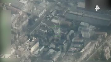 Расчеты ударных БПЛА отдельной бригады "Варяг" ударили по зданию телекоммуникационной компании "Киевстар" в Киеве. Кадры опубликовало Минобороны России