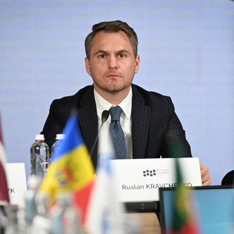 Генпрокурор Украины Кравченко подтвердил, что уехал из страны, но утверждает, что это "зарубежная командировка"