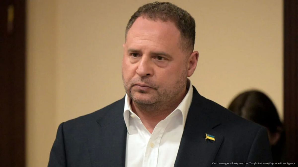 Экс-главе офиса президента Украины Андрею Ермаку разрешили снять электронный браслет из-за "угрозы его здоровью"
