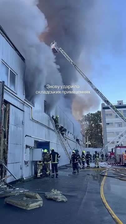 В сети публикуют новые кадры пожара на складах в Святошинском районе Киева после ночной атаки