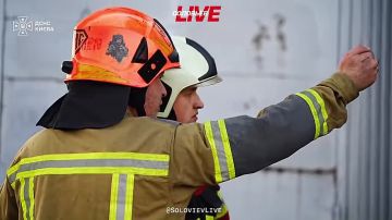 Украинские СМИ сообщают, что российские БПЛА сожгли дотла склад, где в том числе хранился реквизит студии «Квартал 95»