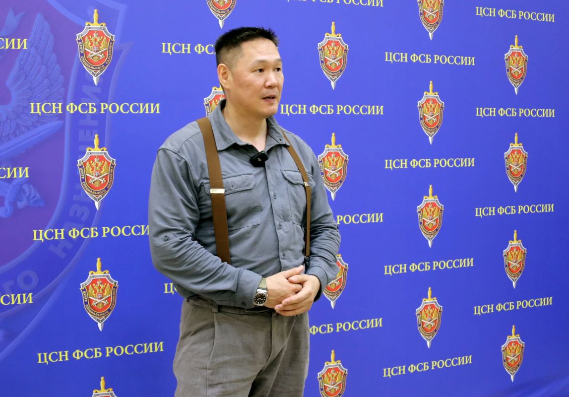 Юрий Котенок: В Культурном центре ЦСН ФСБ РФ состоялся предпремьерный показ 16-серийного художественного фильма «Спецы» — проекта кинокомпании «Триикс медиа», снятого по заказу РЕН ТВ. Режиссер фильма - А. Черняев...