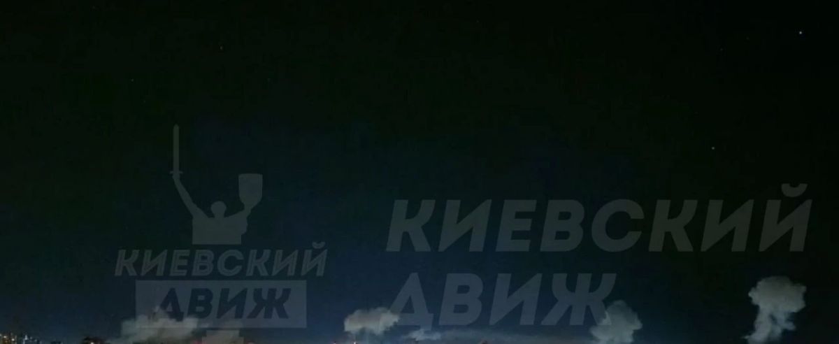 Дым заволакивает небо над Киевом
