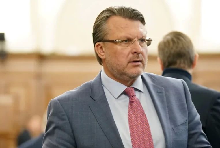 Как Шлесерс использовал бы одну минуту абсолютной власти?