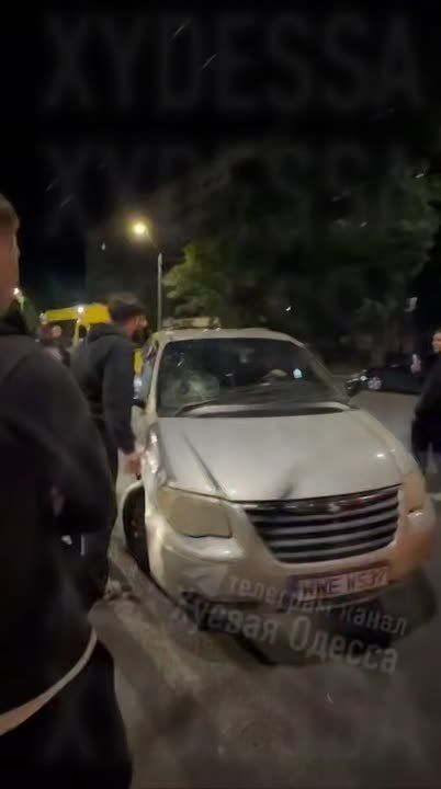#раскладка. Кажется украинцы стали догадываться, что проще всего спустить колеса у буса и тогда людоловы не смогут похитить человека