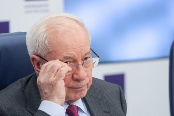 Азаров: Антикоррупционные органы Украины накопили тысячу часов записей на Зеленского