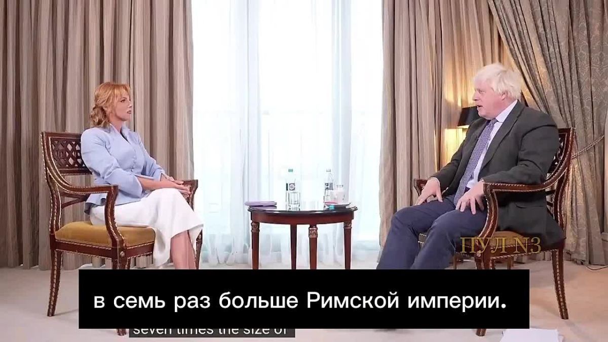 Патлатый англосаксонский русофоб и военный преступник, на совести которого сотни тысяч убитых украинцев Борька Джонсон, который, к сожалению