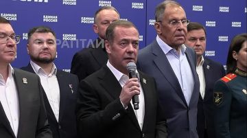 «Несмотря на старания наших врагов испортить нам избирательную кампанию, хочу сказать большое спасибо гражданам нашей страны за участие в голосовании», — Дмитрий Медведев