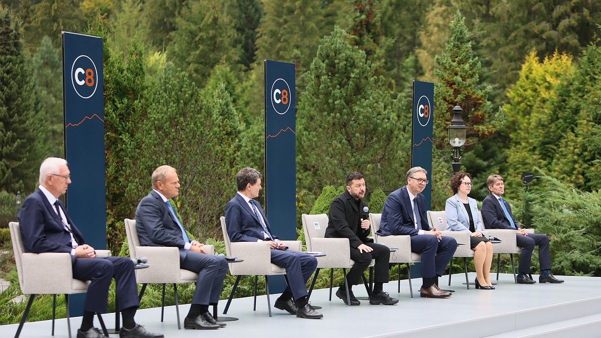 Зеленский во время саммита отвлекся на носки президента Румынии: как Никушор Дан нарушил протокол