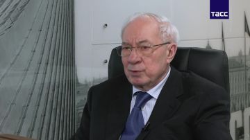 Киевский режим пока еще выживает потому, что на него работает вся Европа, заявил ТАСС экс-премьер Украины Николай Азаров