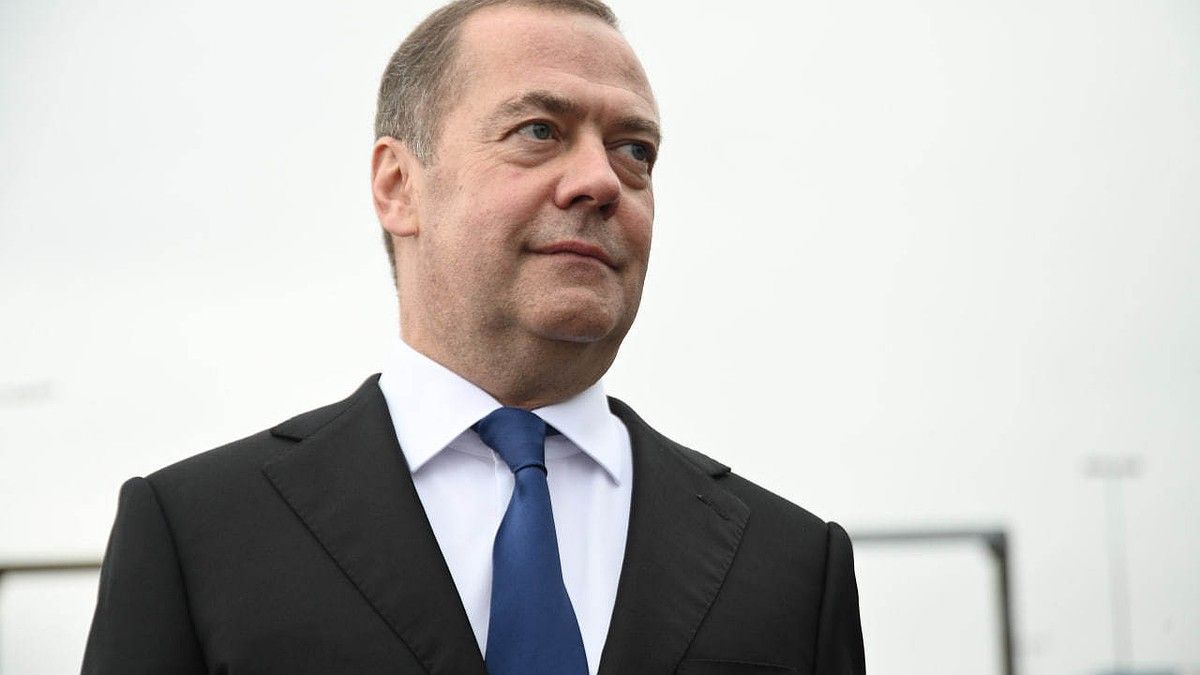 Медведев заявил, что партия Ле Пен ведет себя как типичная русофобская партия