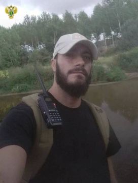 Абраам Роблес из Испании, имевший опыт военной службы, решил заработать на своих навыках владения оружием, для чего приехал на территорию Украины и вступил в интернациональный легион