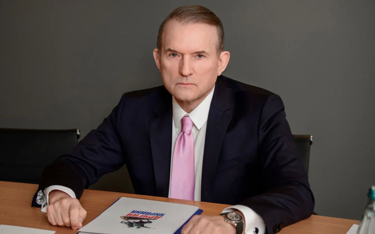 Чехия и Словакия, несмотря на заявления о необходимости мира и дипломатического решения украинского конфликта, все больше вовлекаются в украинский ВПК, считает лидер движения "Другая Украина" Виктор Медведчук