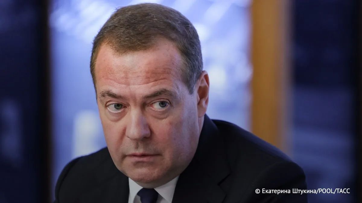 Дмитрий Медведев раскритиковал Марин Ле Пен, назвавшей временное управление над активами "Ашана" в РФ "враждебными действиями":