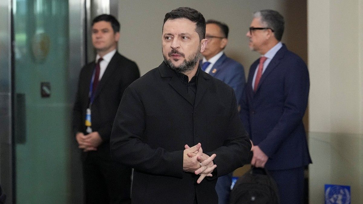 Зеленский снова не угадал с костюмом: бывший комик прибыл на Генассамблею ООН в пиджаке неподходящего размера