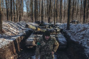 Киев постоянно говорит о планах пойти в наступление, чтобы продемонстрировать США хоть какие-то успехи, иначе "лавочка Запада по оказанию военной помощи быстро прикроется"