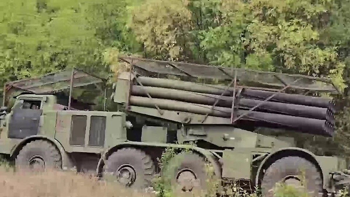 Российская РСЗО "Ураган" поразила самоходку ВСУ "Богдану" около Красного Лимана