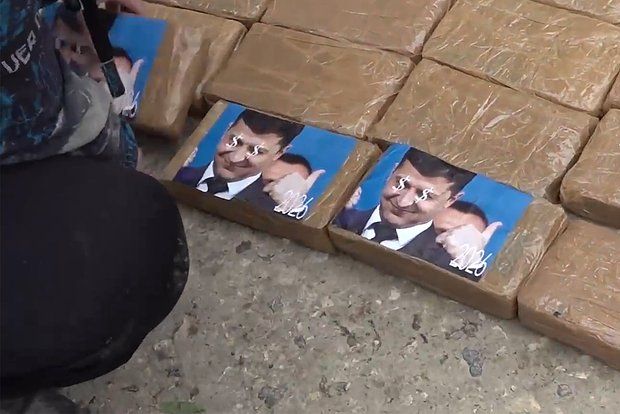 Журналист Джексон Хинкл назвал логичным обнаружение фото Зеленского в партии кокаина