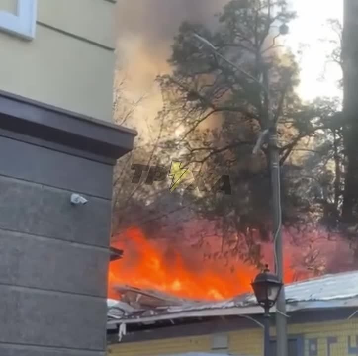 Кадры пожара после удара по Киеву