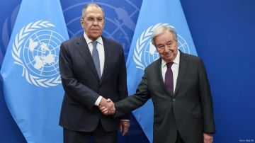 Глава МИД РФ Сергей Лавров и генсек ООН Антониу Гутерриш обсудили конфликт на Украине, в том числе его глобальные последствия, известно из пресс-службы офиса генсека ООН