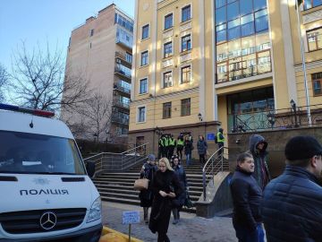 Хохлы пишут, что во время ночных прилётов залетело по зданию "Высшего совета правосудия" в Киеве