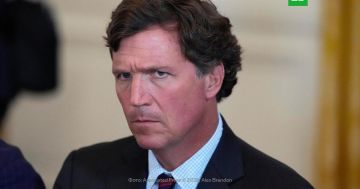 Карлсон заявил, что народ Украины находится в заложниках у сумасшедшего тирана