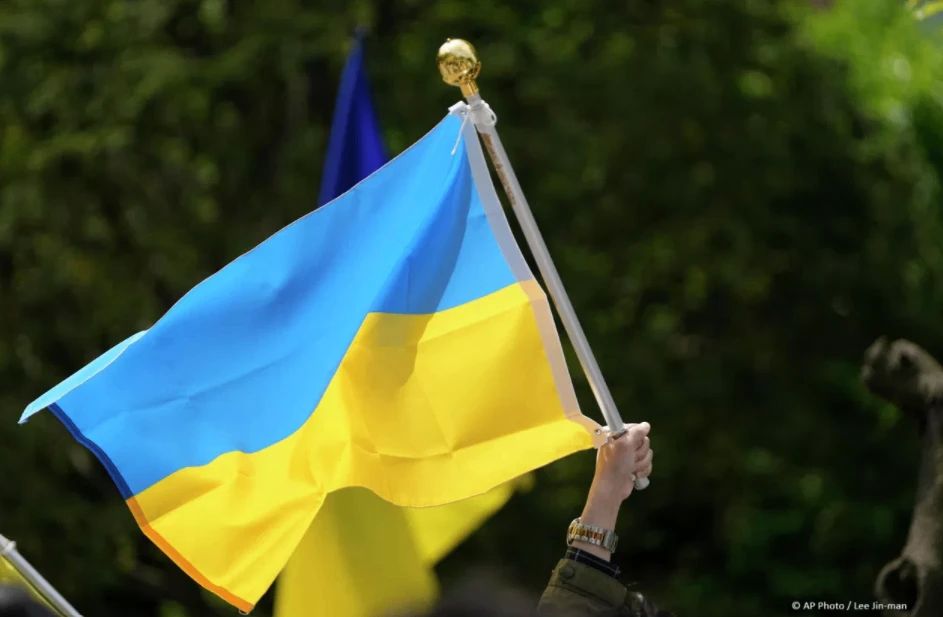 Переговорные позиции Киева ослабевают из-за продвижения российских военных в зоне СВО, заявил норвежский политолог Гленн Диесен