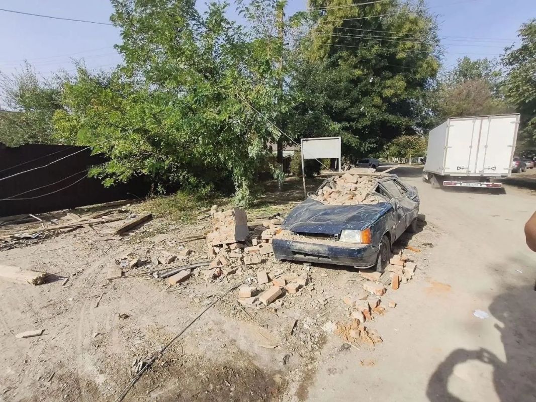 Два человека погибли и двое ранены в результате удара дрона ВСУ по кафе в Херсонской области, сообщил губернатор Сальдо