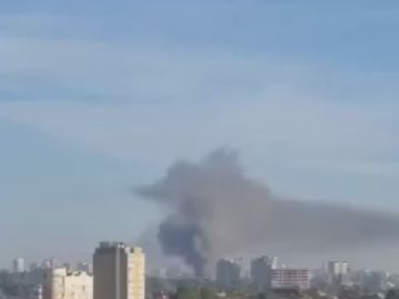 Из Киева сообщают о попадании по складу возле станции метро «Почайна»