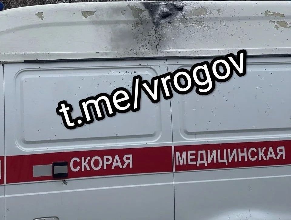 В Михайловском округе Запорожской области около села Октябрьское бригада скорой помощи попала под атаку беспилотника, сообщил Владимир Рогов