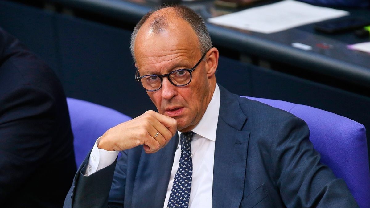 Политолог Швейцер дал прогноз, когда Мерц подаст в отставку