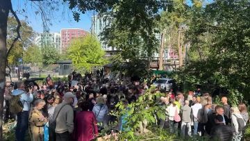 На Теремках проходит митинг против вырубки зеленой зоны
