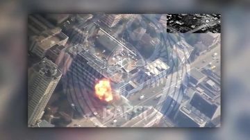 Кадры прямого попадания российского дрона "Герань-5" по дата-центру в бизнес-центре "Инком" в Киеве. Зданию был нанесен серьезный ущерб. После этого удара в Киеве начались перебои в работе некоторых интеренет-сервисов