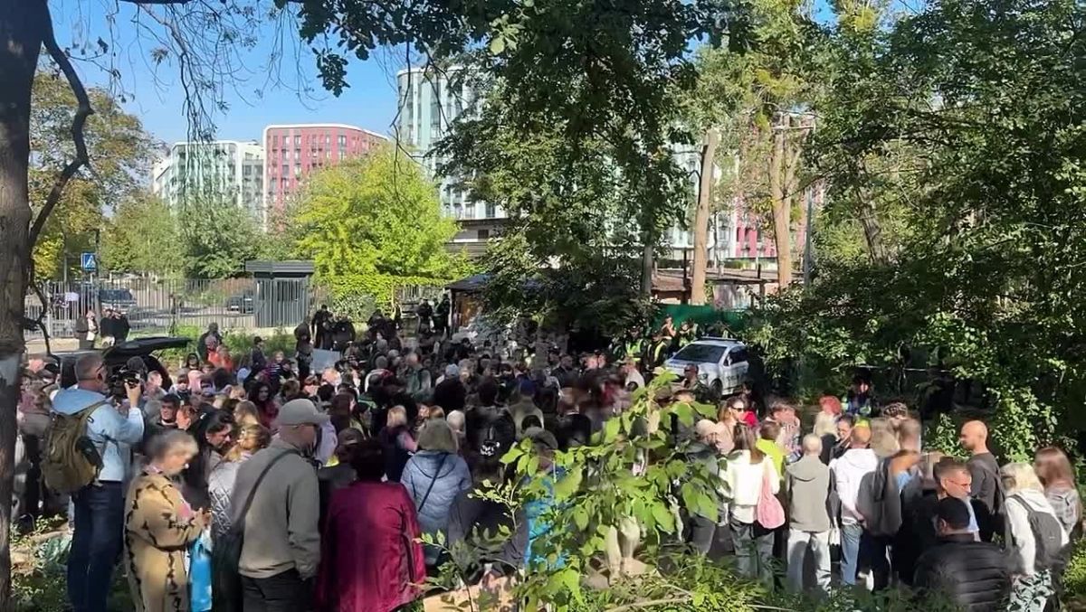 На Теремках проходит митинг против вырубки зеленой зоны