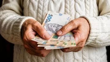 На войну с Россией: у украинских пенсионеров отберут последнее
