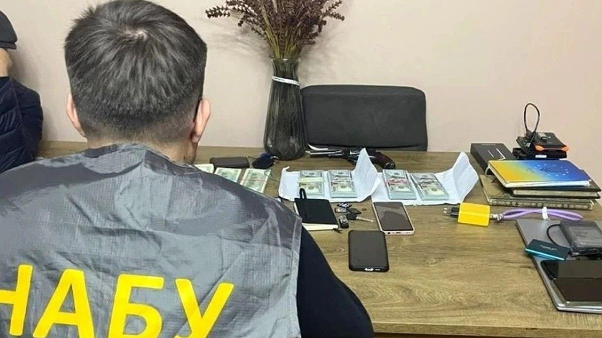 КМИС: 72% украинцев считают Зеленского ответственным за коррупцию в окружении