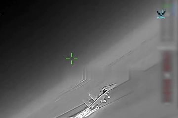 На видео попал момент, как российский истребитель Су-30СМ успевает совершить взлёт за мгновение до удара украинского дрона