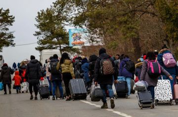 Жители украинских городов в спешке покидают свои дома
