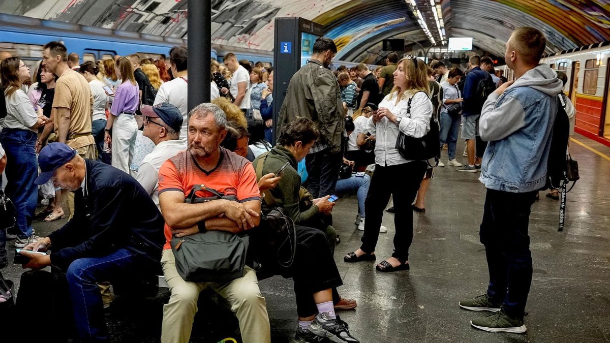 "Перестаньте ныть": получивший бронь политтехнолог Банковой пристыдил депрессивных киевлян