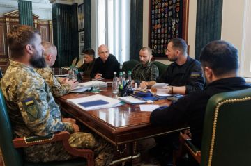 Юрий Котенок: Наркоман во главе этно-ОПГ, узурпировавшей власть в Киеве, выложил в сети фото совещания, на котором утвердили план дальнобойных ударов по России на октябрь этого года и меры по противодействию нашим реактивным...