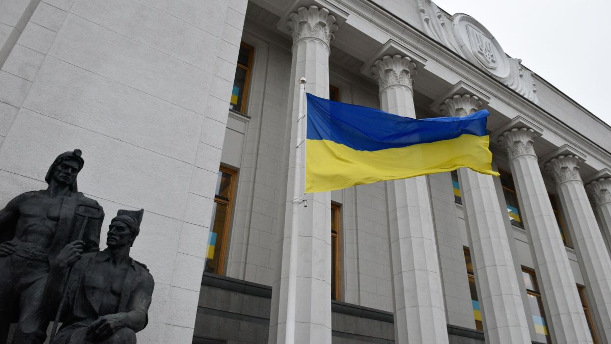 Правительство Украины заморозило все первоочередные расходы - премьер