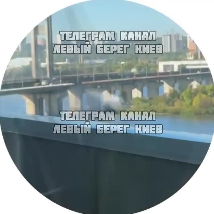 Пишут о прилетах по мостам в Киеве