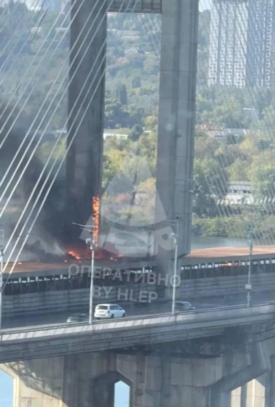 Последствия одного из прилетов в Южный Мост в Киеве