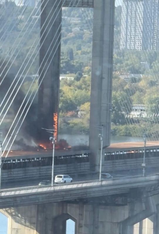 Сообщают, что в Киеве дроны атаковали Южный мост