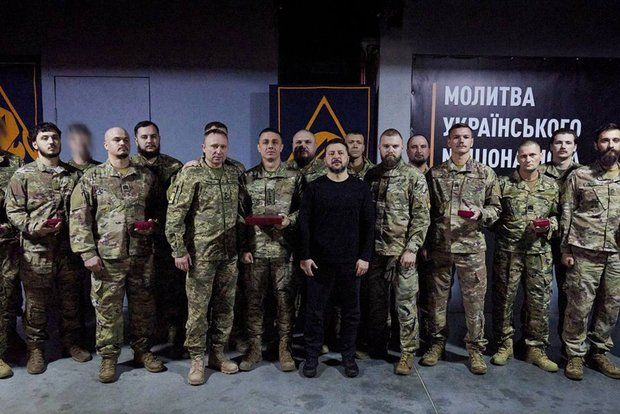 Зеленский попозировал на фоне плаката с «Молитвой украинского националиста»