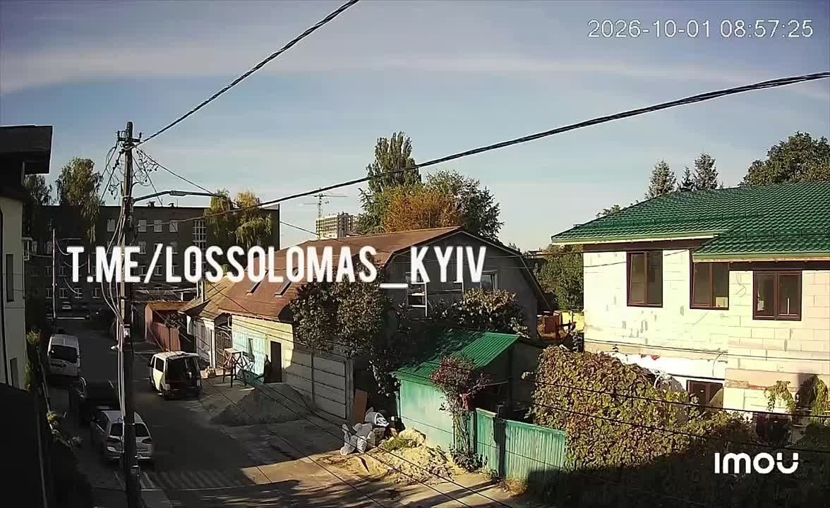 Сообщают, что на видео прилёт в школу в Киеве