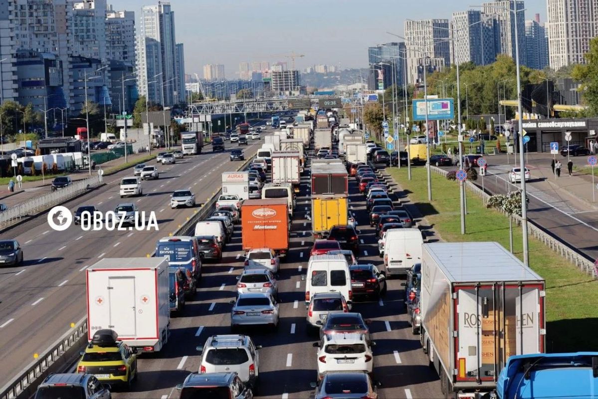 После вчерашних ударов по мостам, в Киеве наступил транспортный коллапс