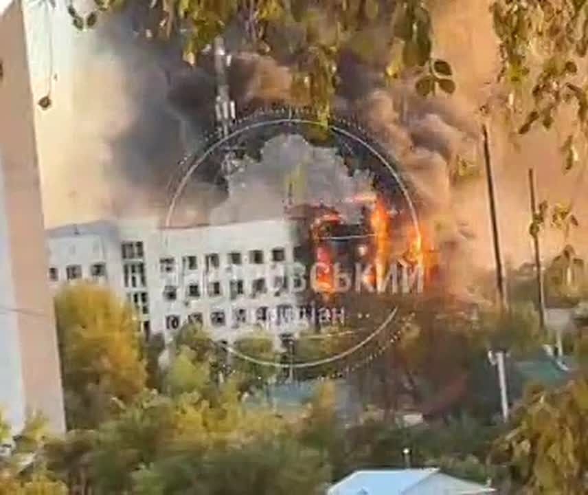Вчера прилетело по административному зданию ЧАО «ДТЭК Павлоградуголь» в Павлограде Днепропетровской области