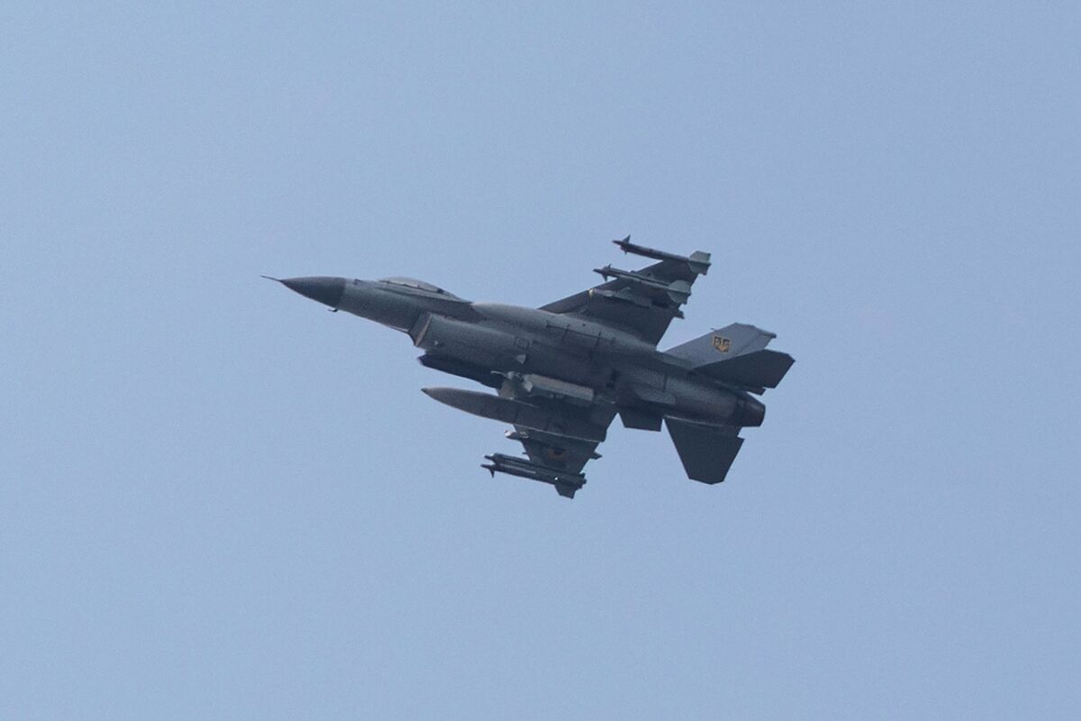 Украина ищет десятки тысяч 20-мм снарядов для своих самолетов F-16, чтобы сбивать российские беспилотники, сообщает Bloomberg со ссылкой на источники